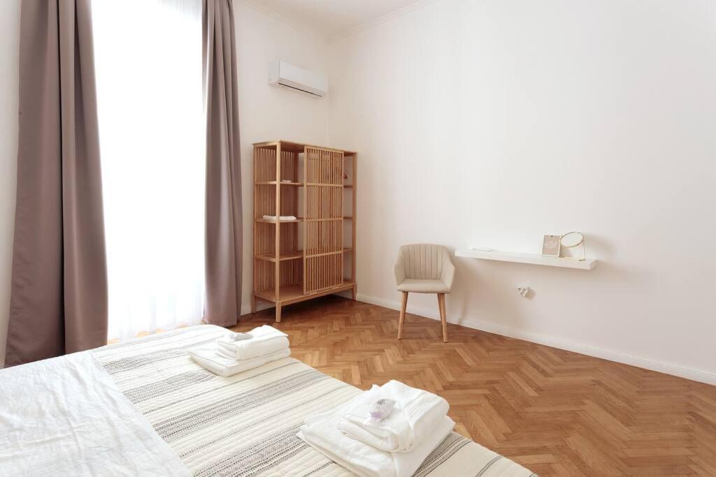 Central - Charming Historic Gem - Modern Comforts Apartman