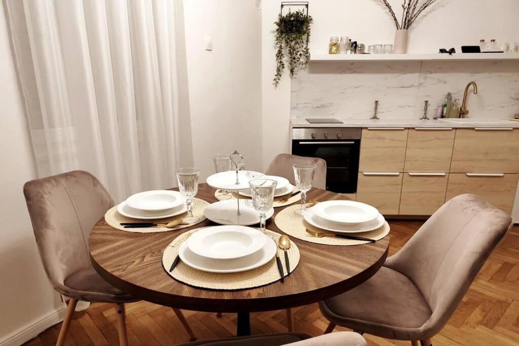 Apartman Central - Charming Historic Gem - Modern Comforts *