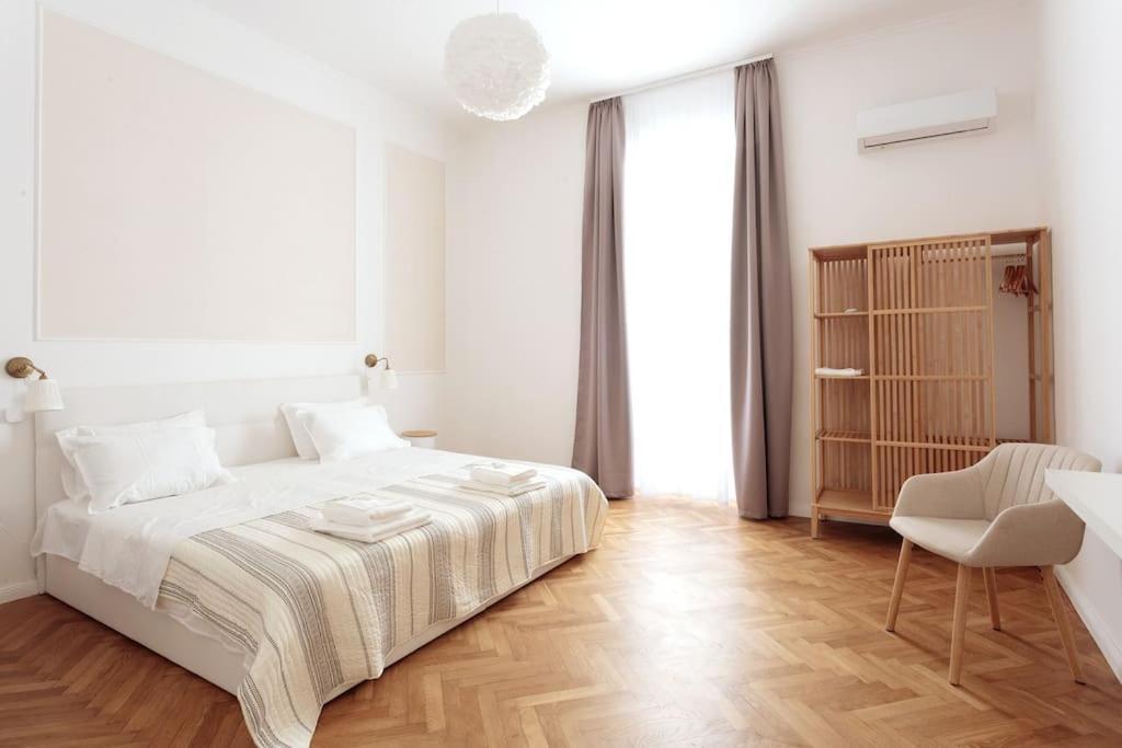 Central - Charming Historic Gem - Modern Comforts Apartman *