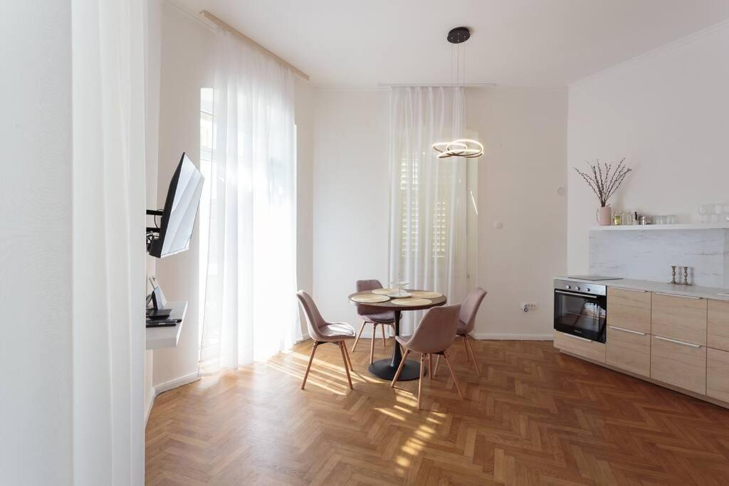 Central - Charming Historic Gem - Modern Comforts Apartman *