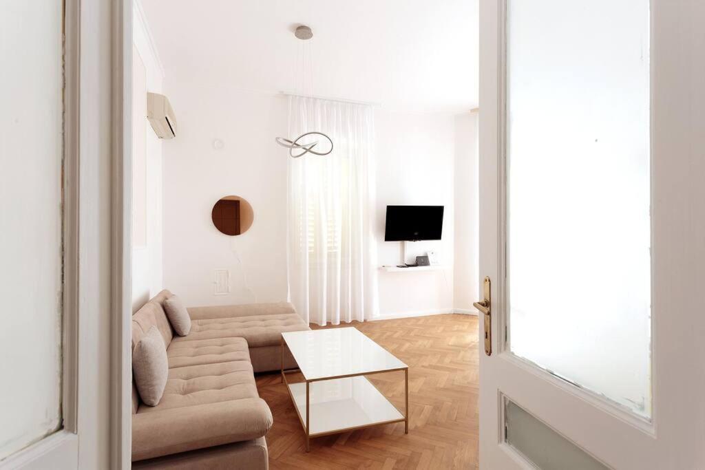 Apartman Central - Charming Historic Gem - Modern Comforts *